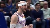 20年一起在湖人拿冠军！JR场边观战雷霆，和卡鲁索拥抱