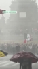 尽管大雨倾盆，墨西哥球迷们仍在球场外庆祝战胜南非队！